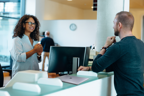 IT Service Bar male female laptop service bar support onsite resident