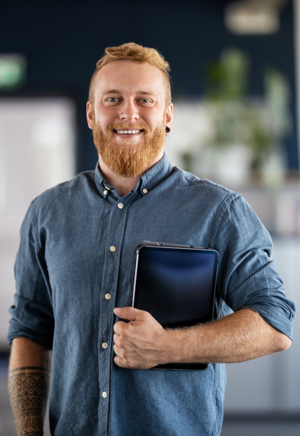 Let's elevate your IT Service offering together! young guy beard passionate IT technician engineer denim resident mobile field service lifecycle services global